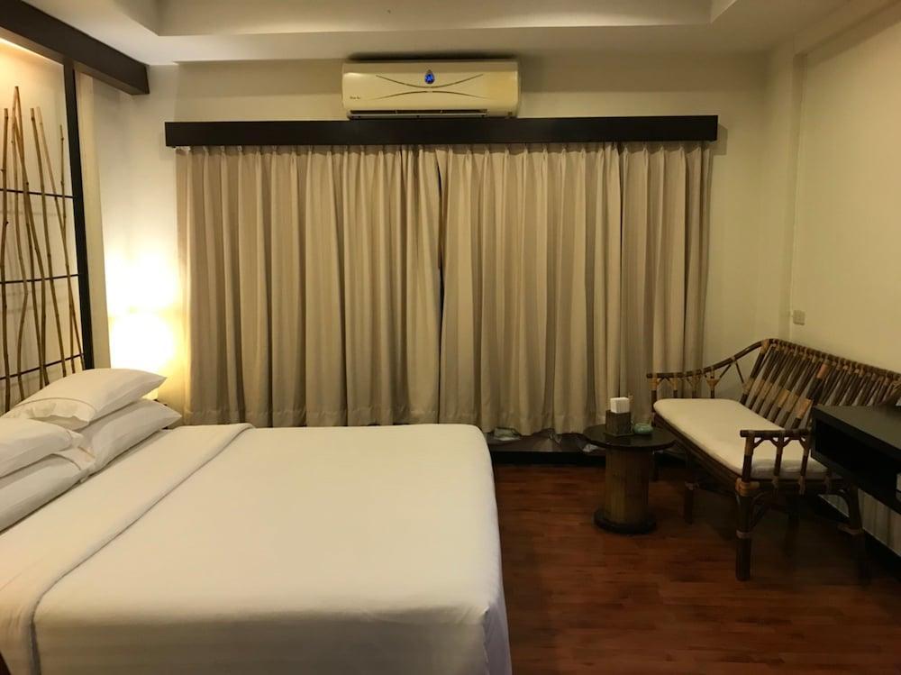 Bamboo House Phuket Hotel Karon Ngoại thất bức ảnh