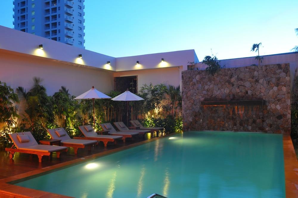 Bamboo House Phuket Hotel Karon Ngoại thất bức ảnh