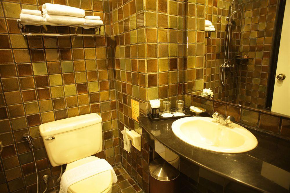 Bamboo House Phuket Hotel Karon Ngoại thất bức ảnh