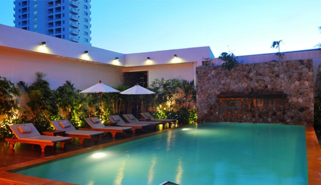 Bamboo House Phuket Hotel Karon Ngoại thất bức ảnh